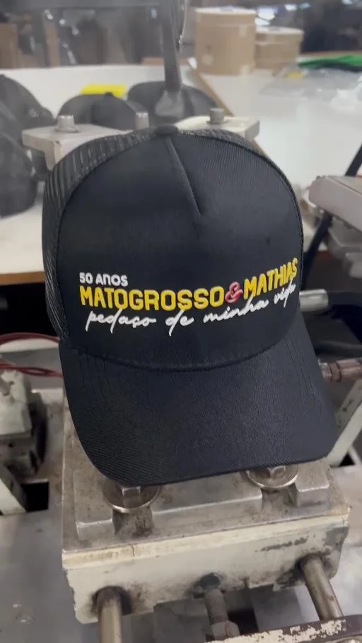 Boné em equipamento da produção da Produza