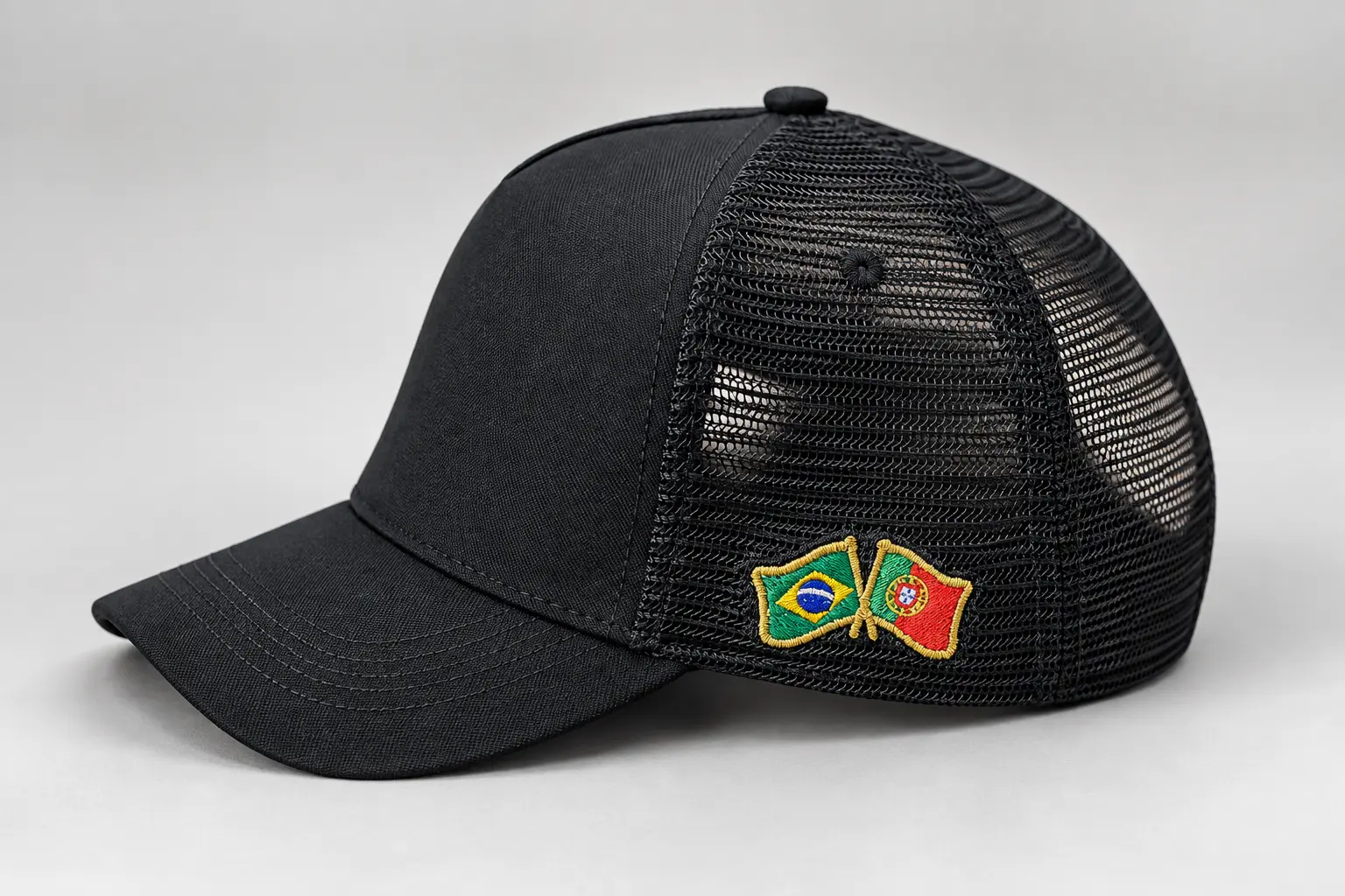 Detalhe de bandeiras do Brasil e de Portugal na lateral em tela
