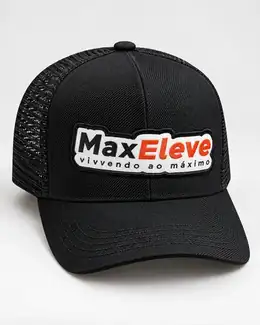 Boné trucker preto com patch frontal MaxEleve em foto de estúdio tratada para apresentação
